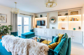 Chic, immaculate, well equipped apartment with free parking close to Warwick & castle - perfect for relaxing short & long breaks, the races or workcation - sleeps up to 4